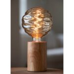Lampe en bois avec ampoule nervurée ambrée allumée