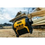 Radio de chantier FM DAB+ 12V 18V XR avec chargeur, configuration visible, vue complémentaire 4