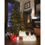 Bougies lumineuses blanches dans un décor de Noël intérieur