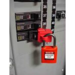 Cadenas rouge verrouillant un dispositif de consignation sur disjoncteur