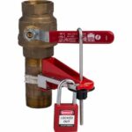 Cadenas rouge fixé au dispositif de consignation d’une vanne