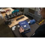 Opérateur utilisant l’étiqueteuse sur une table de travail