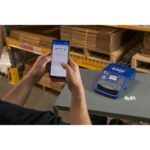 Téléphone connecté à une étiqueteuse industrielle portable