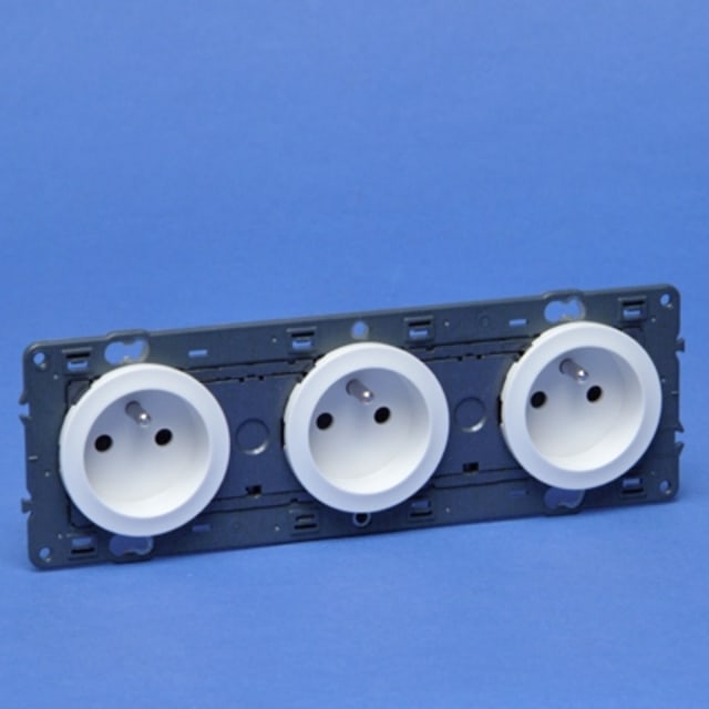 LEGRAND - Céliane prise 3x(2P+T) précâb. 10/16A 250V blanc complet - 670323