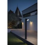 Borne lumineuse extérieure anthracite haute avec tête inclinée vue de détail