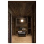 Halo chaud du plafonnier sur un plafond en bois