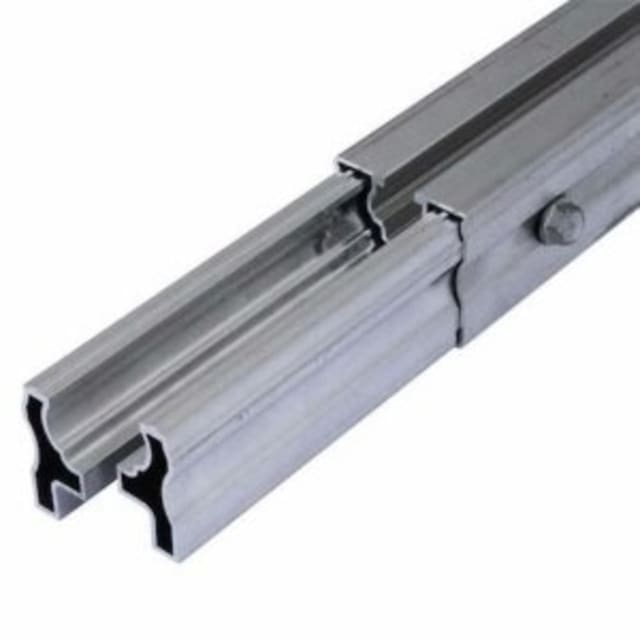 Raccord aluminium inséré entre deux rails photovoltaïques