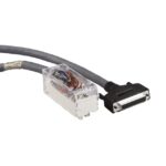 Détail d’un bornier transparent câblé et d’un connecteur métallique