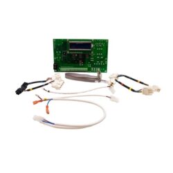 Carte électronique verte reliée à des câbles et connecteurs
