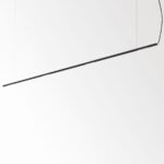 Suspension linéaire noire à quatre modules LED sur fond clair