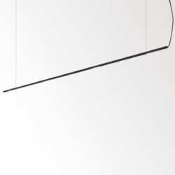 Suspension linéaire noire à quatre modules LED sur fond clair