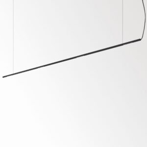 Suspension linéaire noire à quatre modules LED sur fond clair