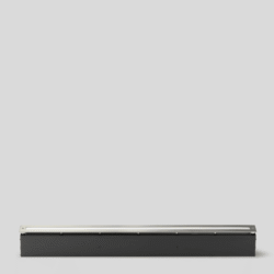 Luminaire linéaire encastrable avec longue bordure métallique claire et boîtier rectangulaire sombre