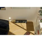Bloc de prises installé sur un bureau près d’un écran