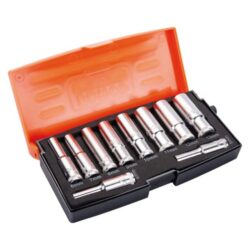 Petit coffret ouvert à couvercle orange contenant dix douilles longues chromées