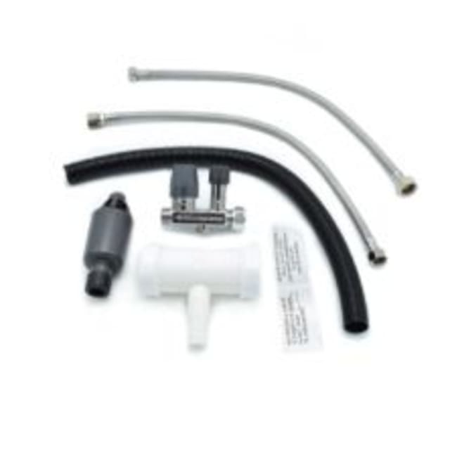 Flexibles de raccordement, tube noir et accessoires blancs réunis en kit