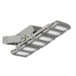 Projecteur gris à rangée de modules LED rectangulaires, ailettes et support métallique articulé