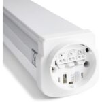 Luminaire linéaire blanc vu de biais avec connecteur multipolaire accessible à son extrémité