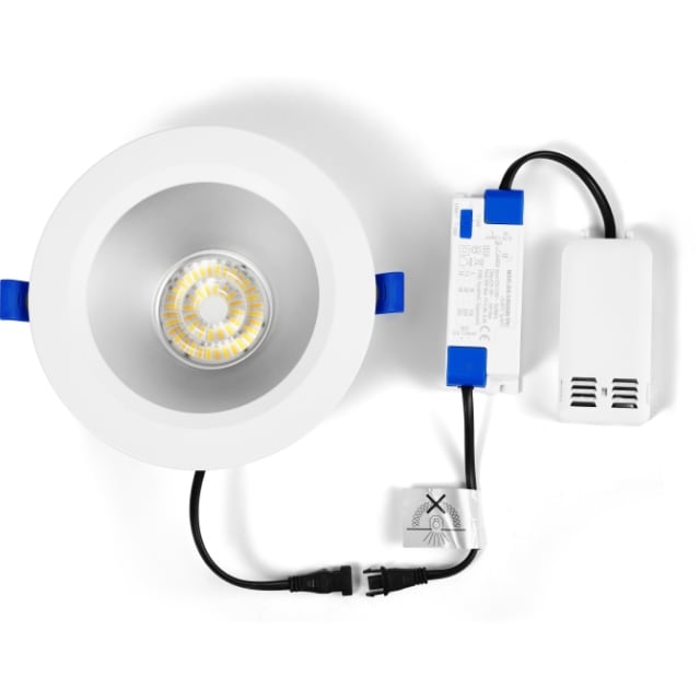 Downlight blanc relié à une alimentation séparée par cordon noir