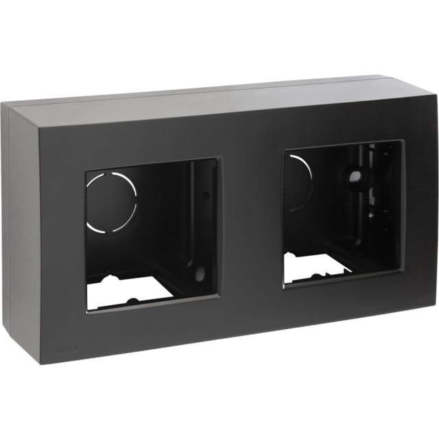 Boîtier rectangulaire noir à deux ouvertures carrées, avec prédécoupes circulaires et passages de fixation au fond