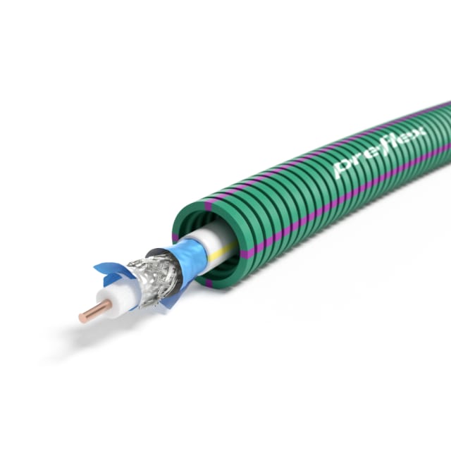 Coupe d’une gaine annelée verte contenant un câble coaxial à âme et écrans visibles