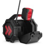 Arrière d’une radio noire avec antenne dressée et batteries d’outillage montrées près du compartiment