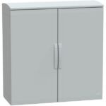 Armoire grise à deux portes pleines avec poignée centrale et auvent supérieur