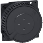 Ventilateur noir carré vu de l’arrière avec boîtier circulaire et points de fixation aux angles