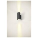 Deux nappes lumineuses diffuses encadrant un corps cylindrique anthracite