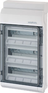 Coffret gris à porte transparente laissant voir trois rangées de rails et de passages modulaires
